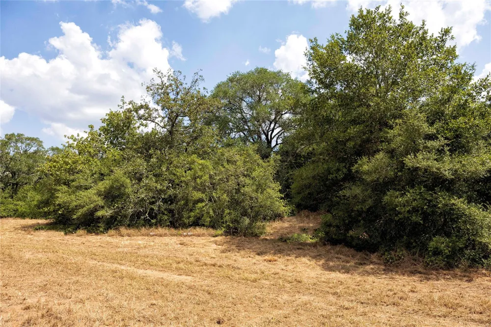 710 County Road 211a Hallettsville, TX 77964