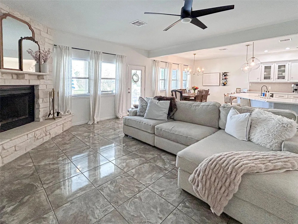 626 Sunset Trail Angleton, TX 77515