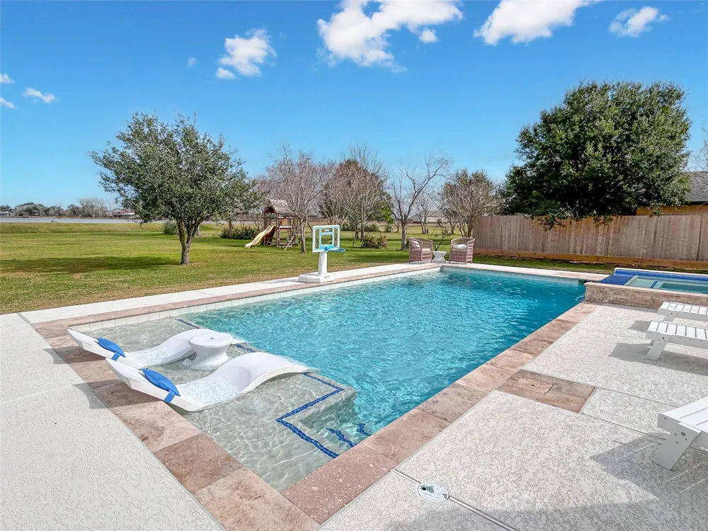 626 Sunset Trail Angleton, TX 77515