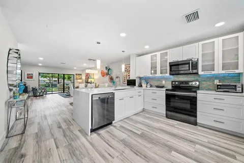 42 STRATFORD LANE W #D
