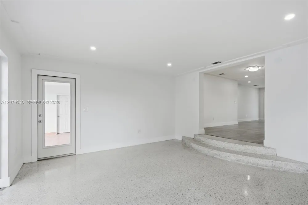 275 W 13th St Hialeah, FL 33010