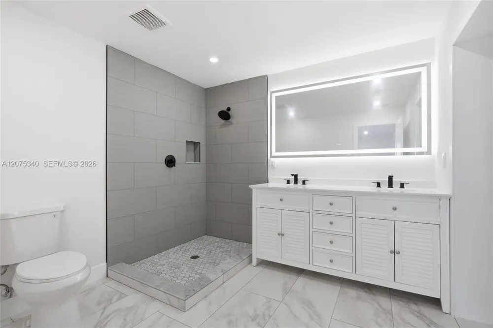 275 W 13th St Hialeah, FL 33010