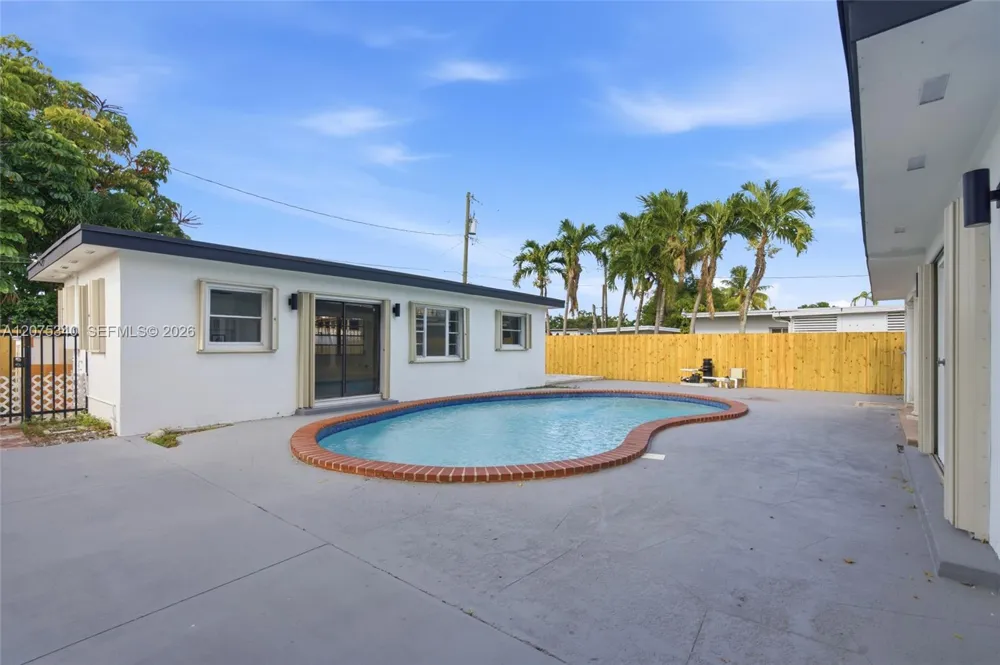275 W 13th St Hialeah, FL 33010