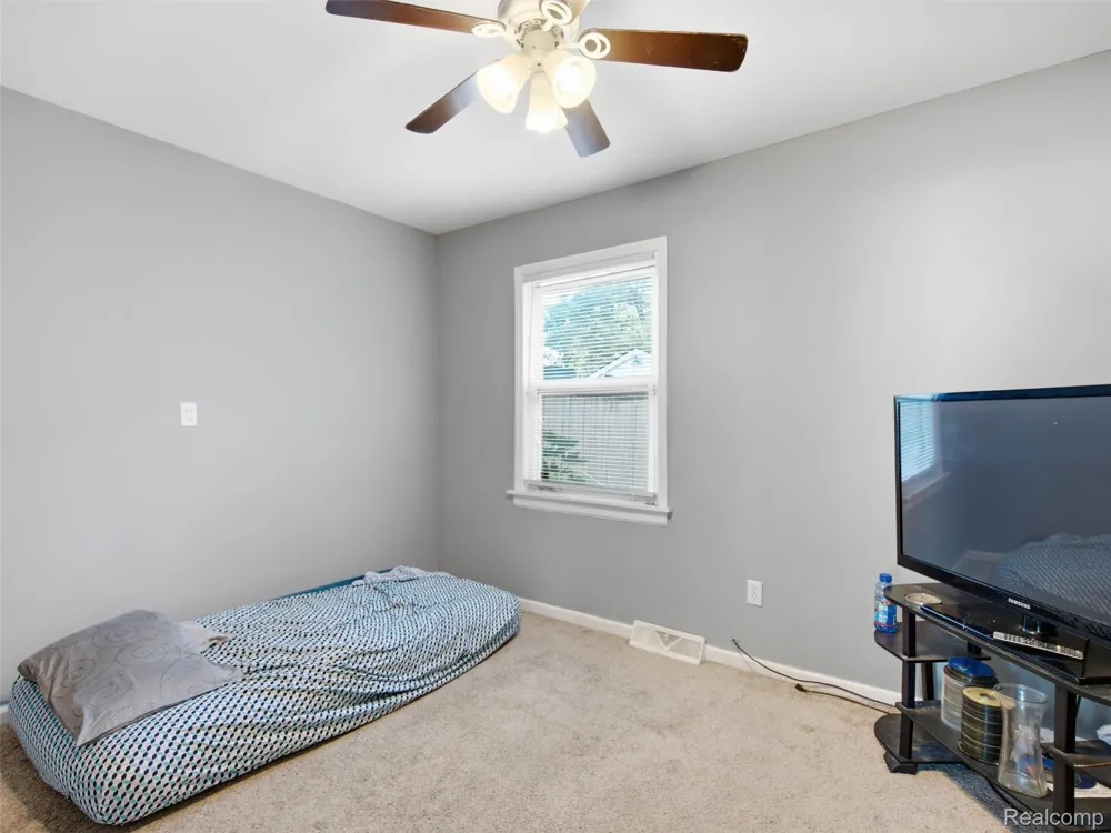 26210 Clancy Street Roseville City, MI 48066