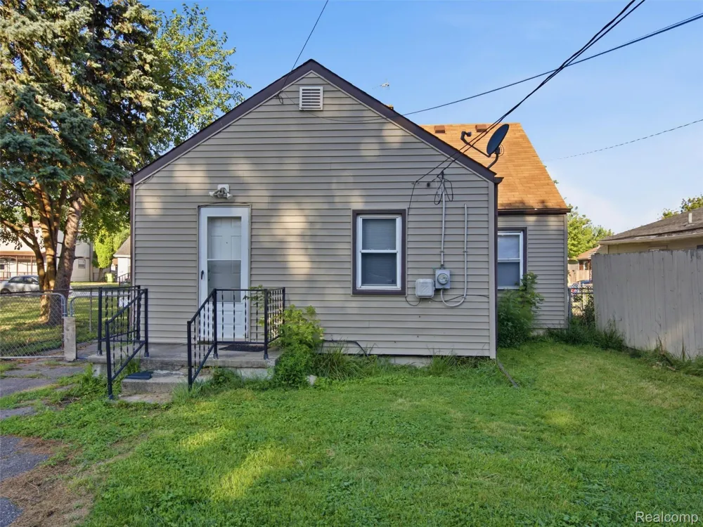 26210 Clancy Street Roseville City, MI 48066