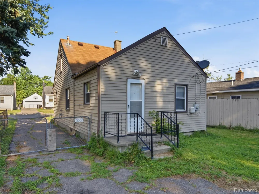 26210 Clancy Street Roseville City, MI 48066