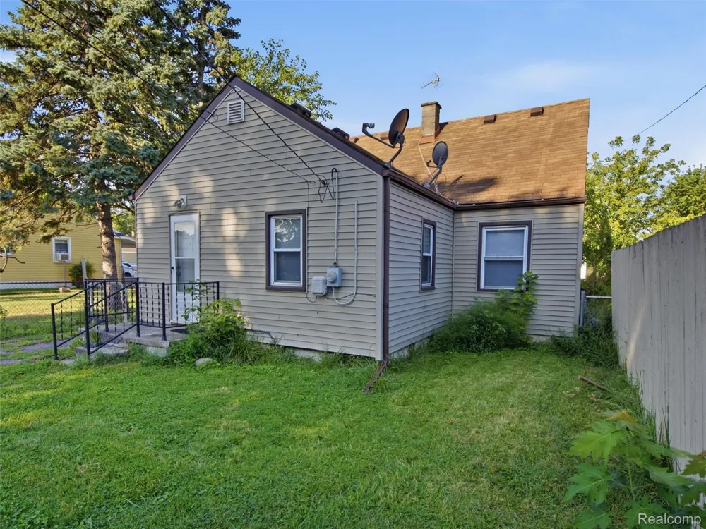 26210 Clancy Street Roseville City, MI 48066