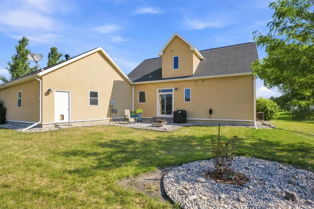 823 Birdie Court Mapleton, ND 58059