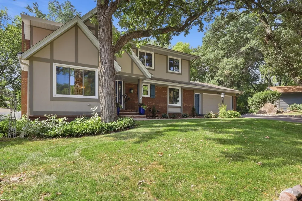 2917 Sequoia Court Burnsville, MN 55337
