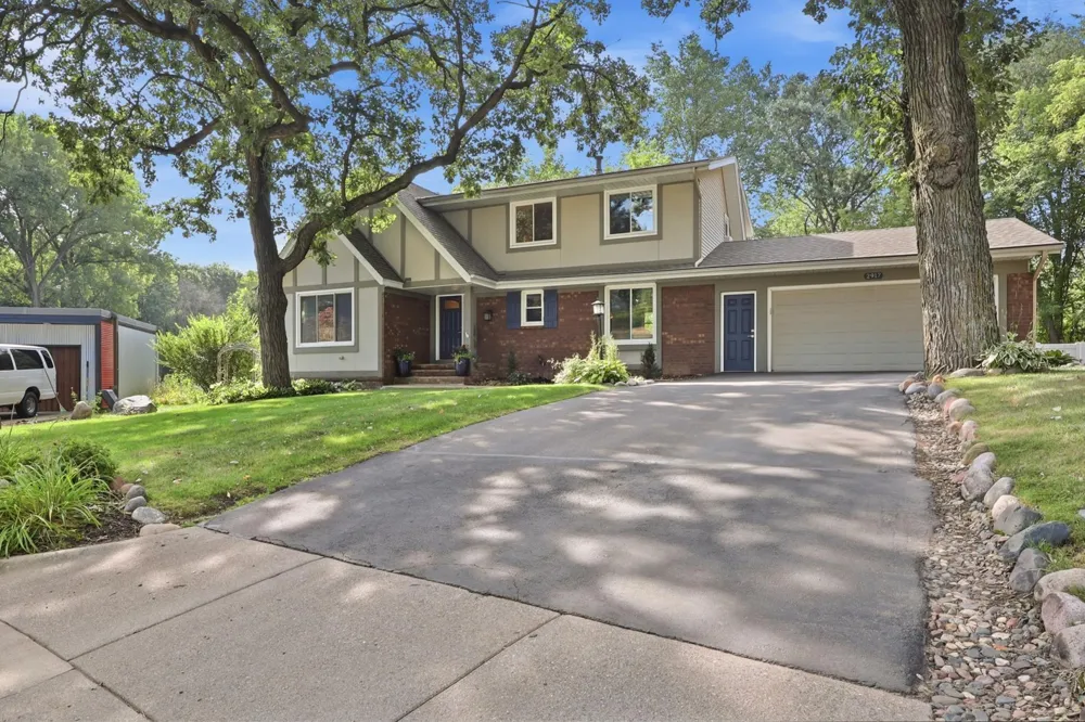 2917 Sequoia Court Burnsville, MN 55337