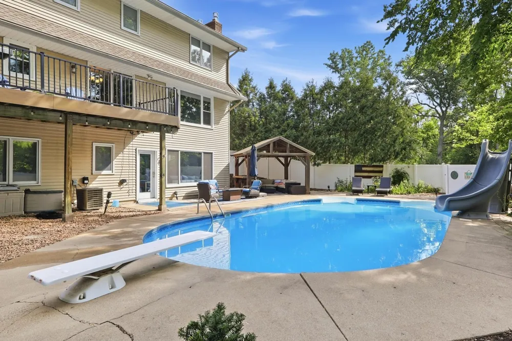 2917 Sequoia Court Burnsville, MN 55337