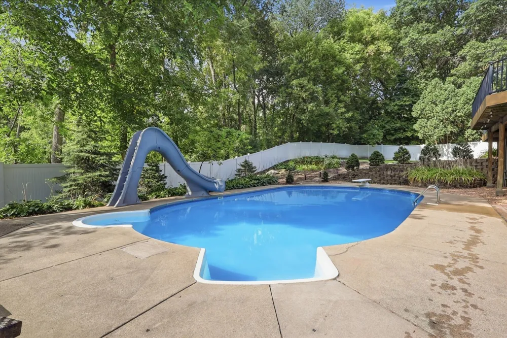 2917 Sequoia Court Burnsville, MN 55337