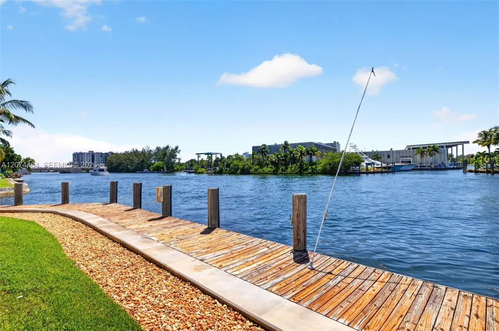 1705 Riverside Dr #2 Pompano Beach, FL 33062