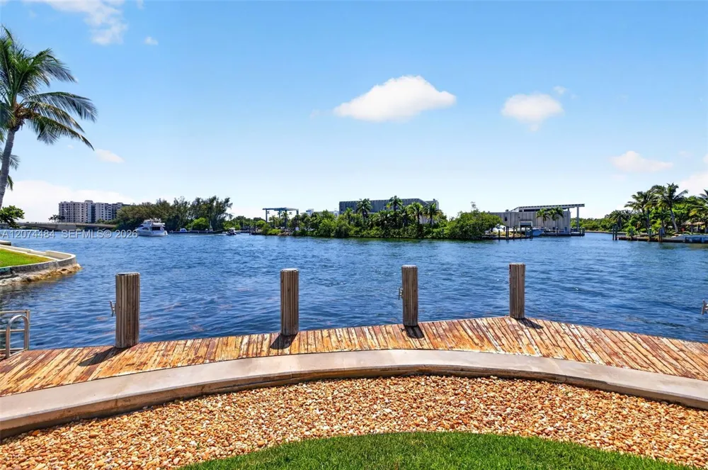 1705 Riverside Dr #2 Pompano Beach, FL 33062
