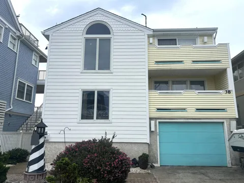 38 Bay Ave