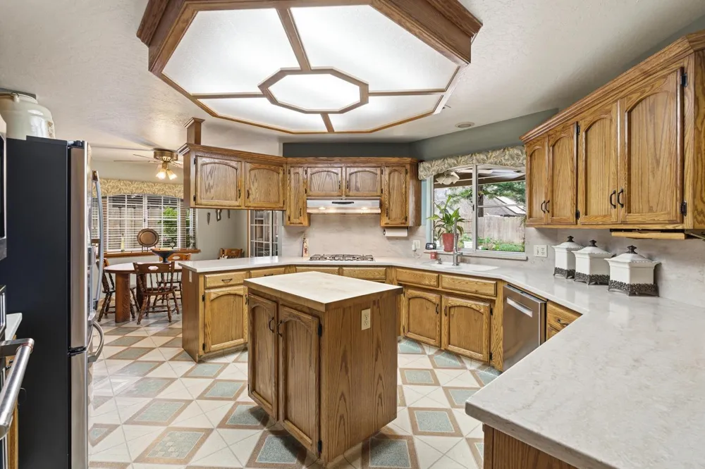 139 E Chestnut Visalia, CA 93277
