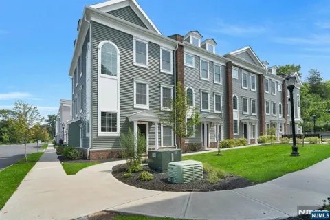 62 Parkside Lane 1105