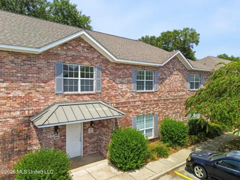 211 Armand Oaks