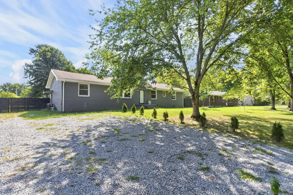 2057 Lake Rd Greenbrier, TN 37073