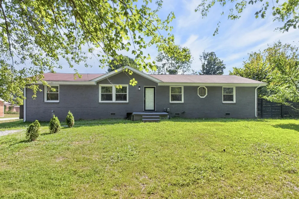 2057 Lake Rd Greenbrier, TN 37073