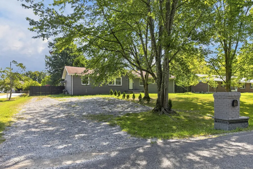 2057 Lake Rd Greenbrier, TN 37073