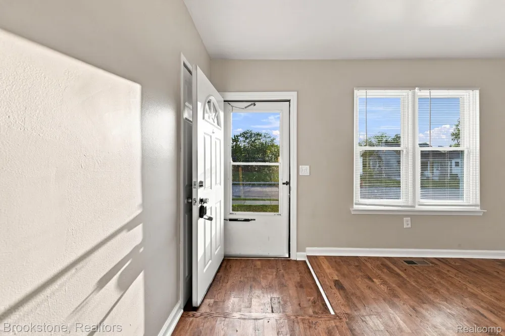 23084 Lambrecht Avenue Eastpointe City, MI 48021