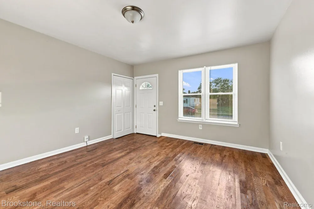 23084 Lambrecht Avenue Eastpointe City, MI 48021