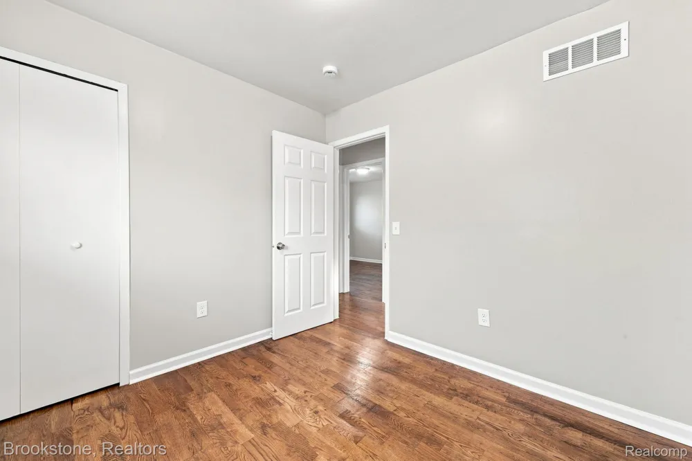 23084 Lambrecht Avenue Eastpointe City, MI 48021