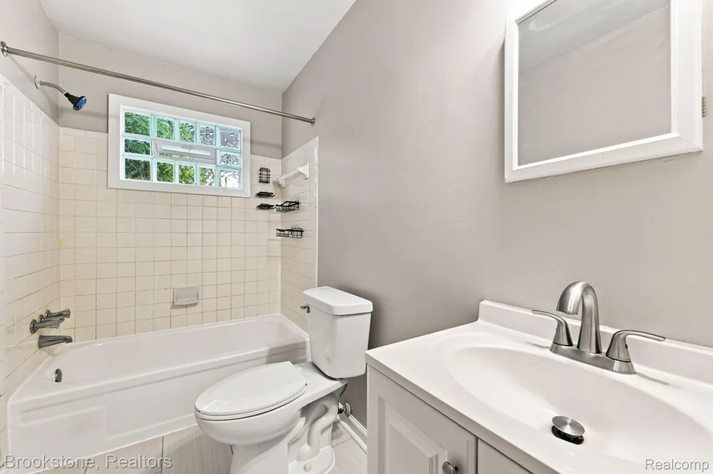 23084 Lambrecht Avenue Eastpointe City, MI 48021