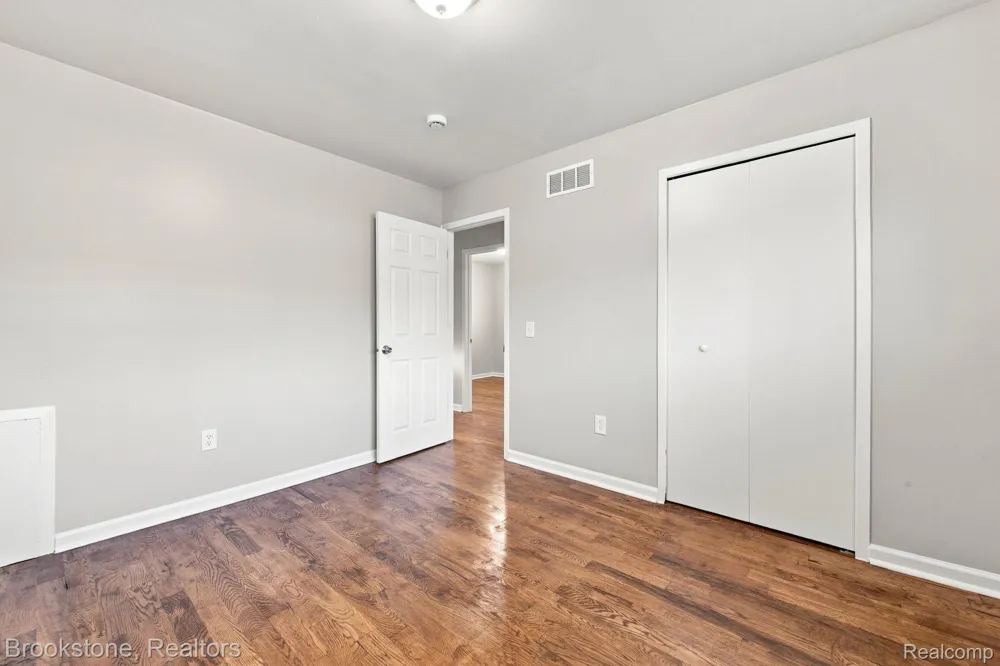 23084 Lambrecht Avenue Eastpointe City, MI 48021