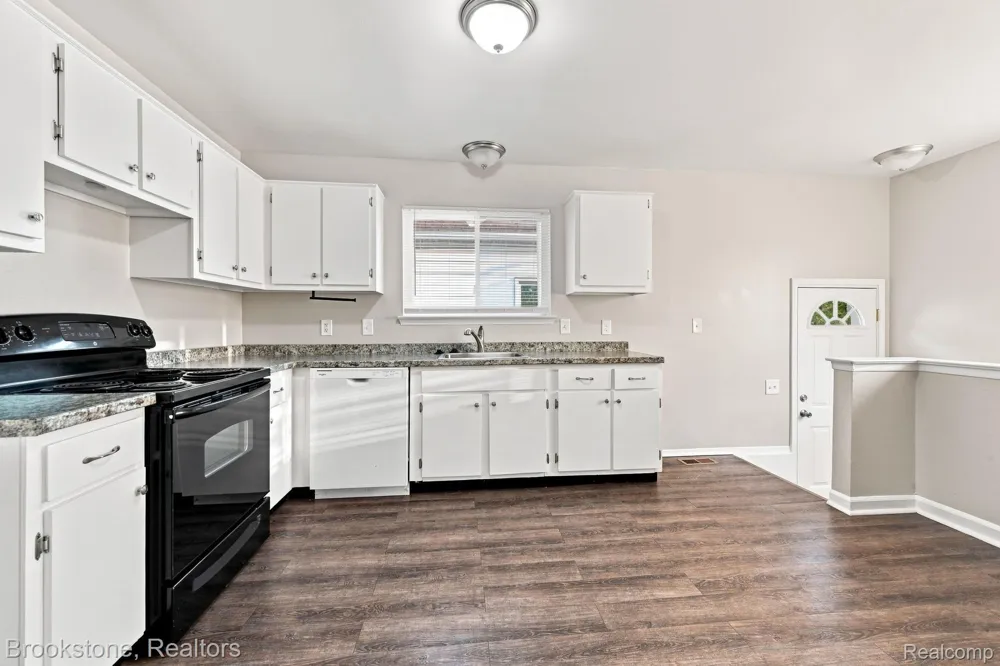 23084 Lambrecht Avenue Eastpointe City, MI 48021
