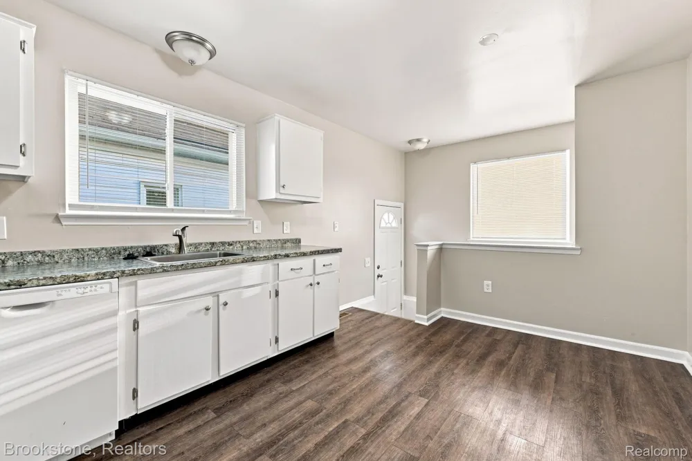 23084 Lambrecht Avenue Eastpointe City, MI 48021