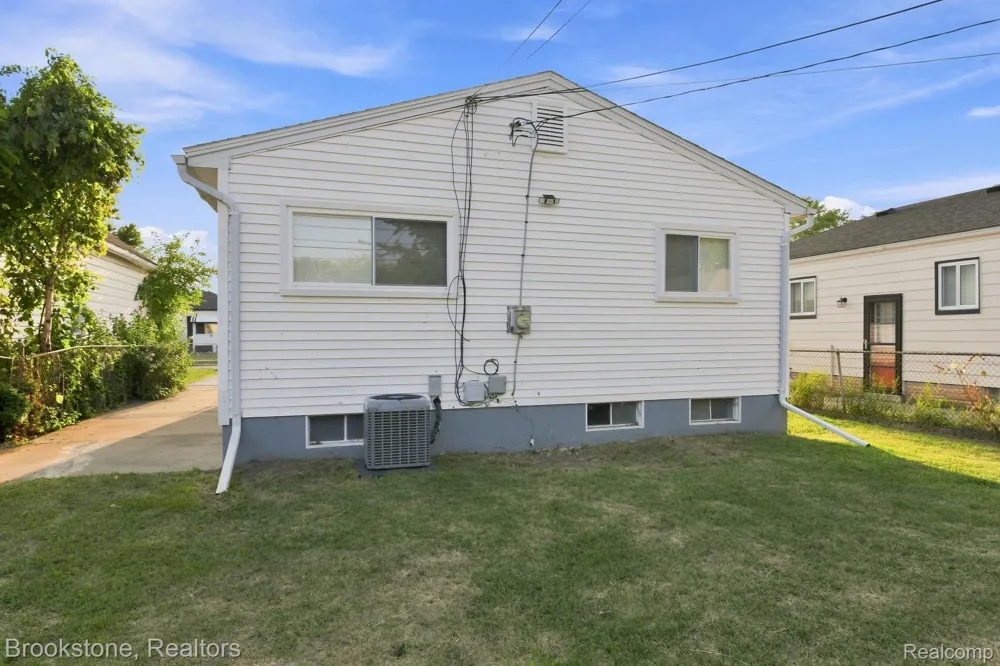 23084 Lambrecht Avenue Eastpointe City, MI 48021