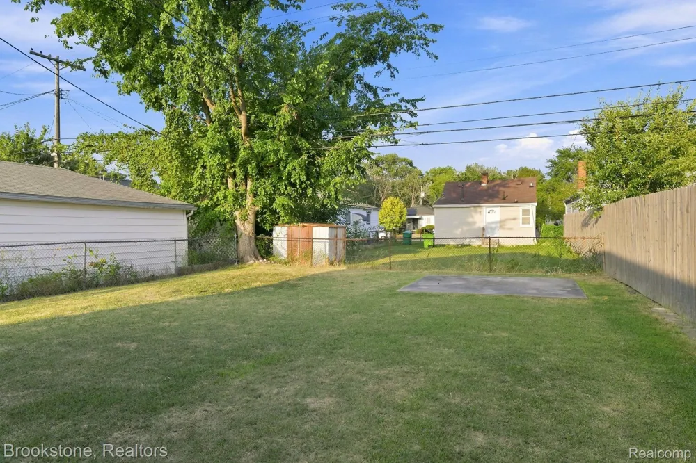 23084 Lambrecht Avenue Eastpointe City, MI 48021