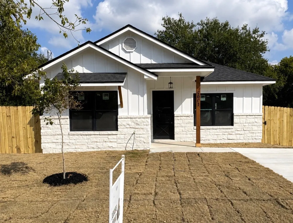 509 Judson Drive Devine, TX 78016
