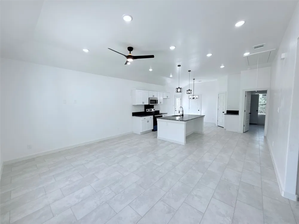 509 Judson Drive Devine, TX 78016