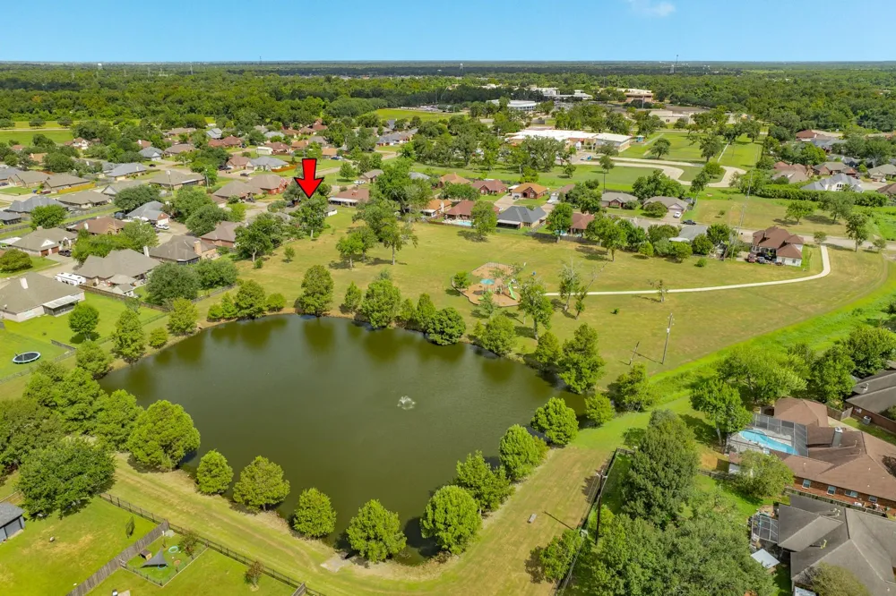 203 Lexington Avenue Clute, TX 77531
