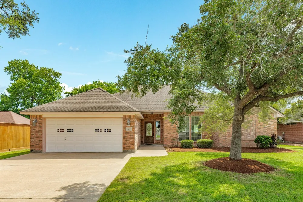 203 Lexington Avenue Clute, TX 77531