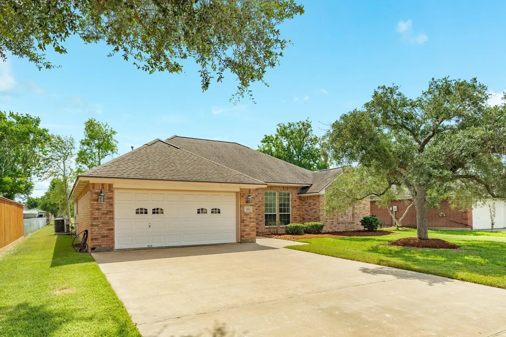 203 Lexington Avenue Clute, TX 77531