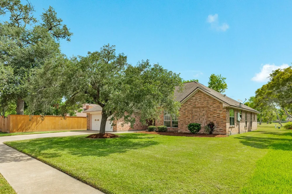 203 Lexington Avenue Clute, TX 77531