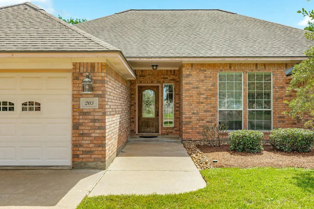 203 Lexington Avenue Clute, TX 77531