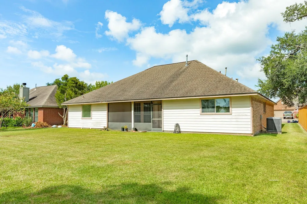 203 Lexington Avenue Clute, TX 77531