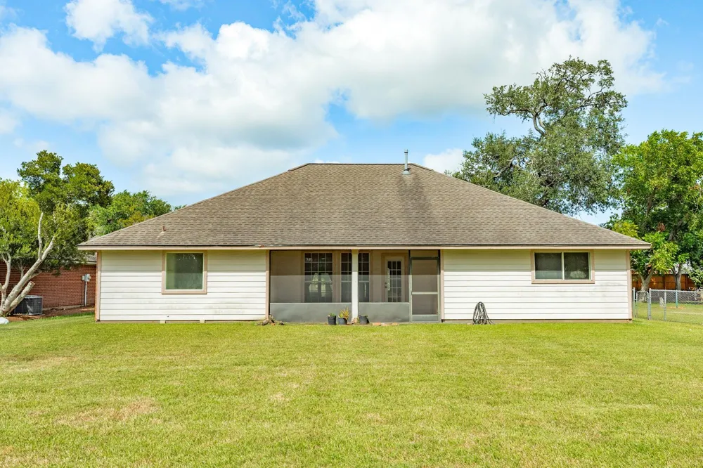 203 Lexington Avenue Clute, TX 77531
