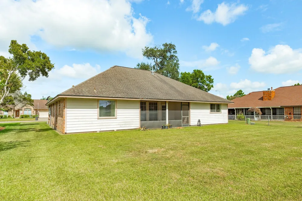 203 Lexington Avenue Clute, TX 77531