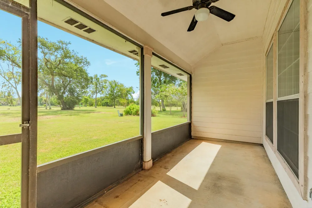 203 Lexington Avenue Clute, TX 77531