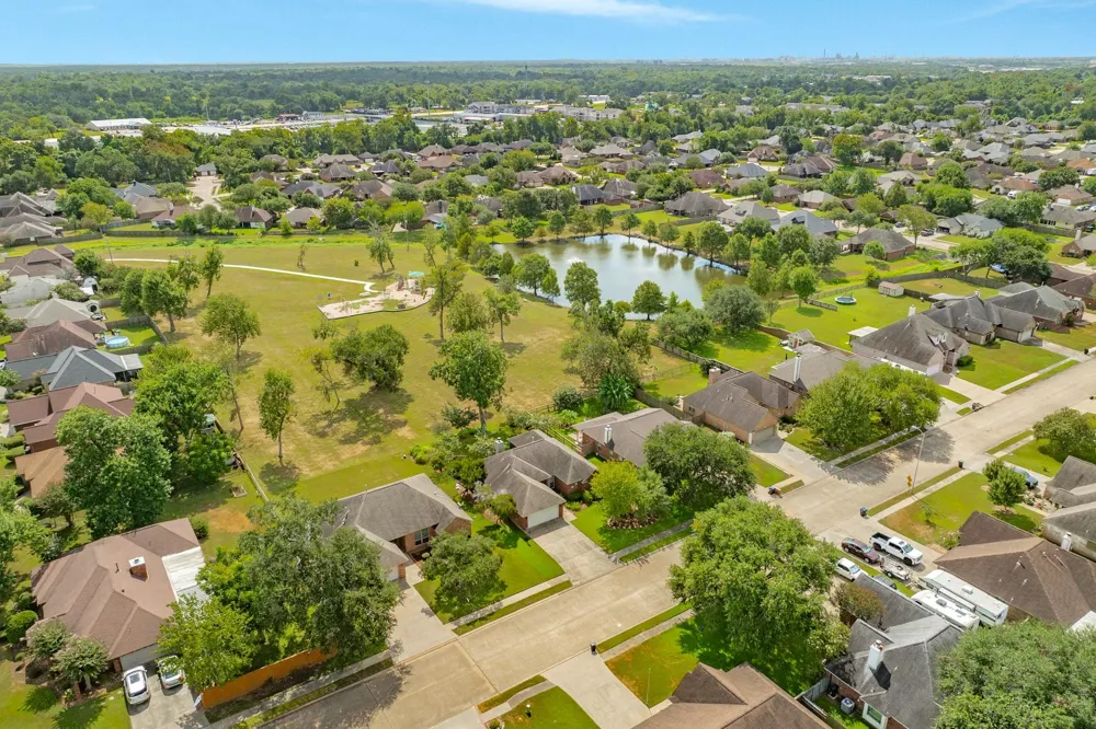 203 Lexington Avenue Clute, TX 77531