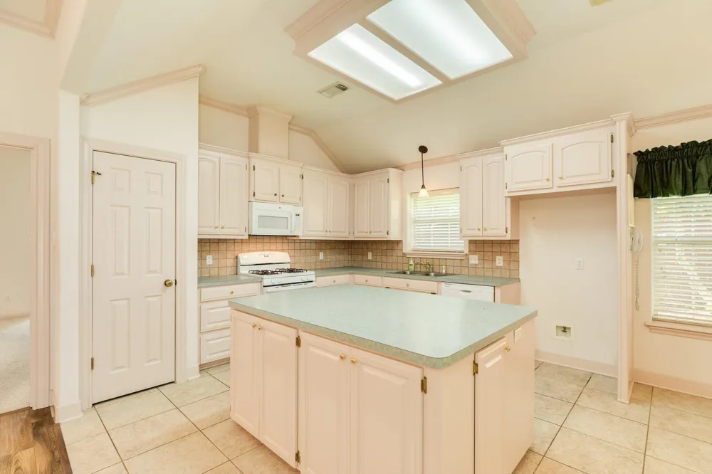 203 Lexington Avenue Clute, TX 77531