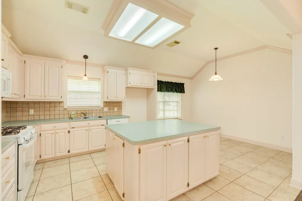 203 Lexington Avenue Clute, TX 77531