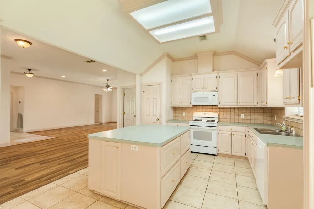 203 Lexington Avenue Clute, TX 77531
