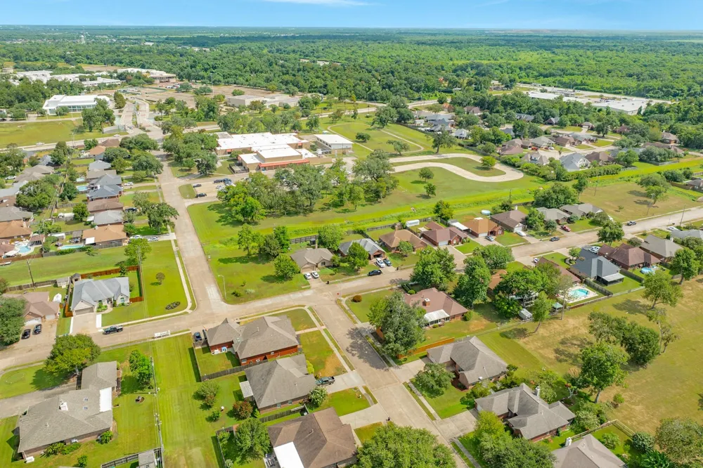 203 Lexington Avenue Clute, TX 77531
